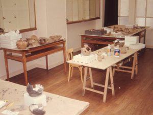 atelier de remontage de poteries issues des fouilles de la place de la cathédrale à Montauban