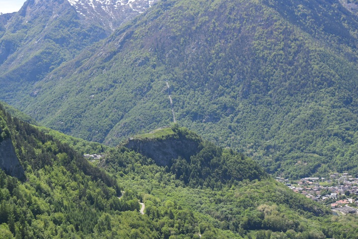 Le site du château de Montréal-de-Sos vu depuis le "dolmen" de Sem