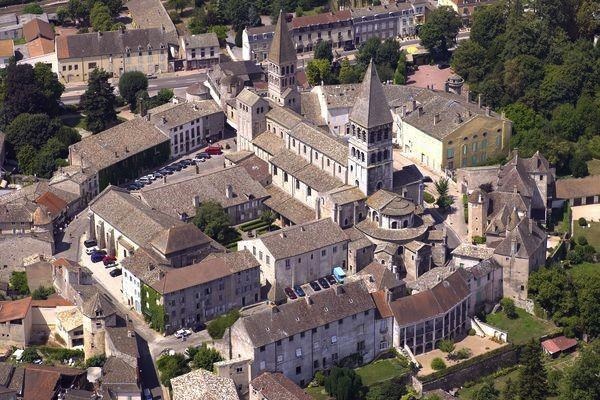 vue aérienne de la cité abbatiale Saint-Philibert 