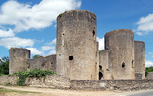 640px-Chateau-de-Villandraut_Gironde_2289