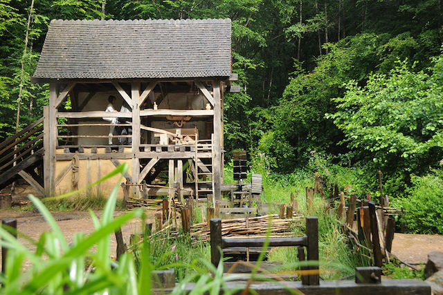 Le moulin de l'étang (cl. Guédelon)