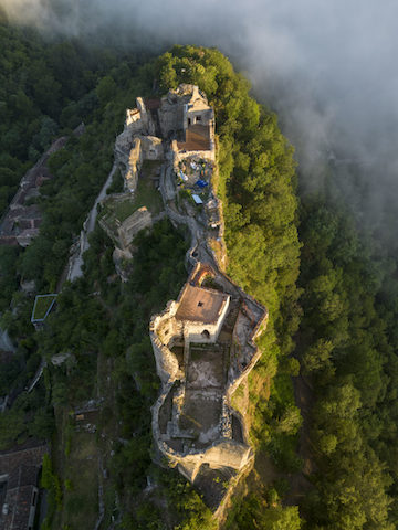 France, Tarn (81), vallée de l’Aveyron, Penne, forteresse, brume sur la vallée de l’Aveyron, vue aérienne