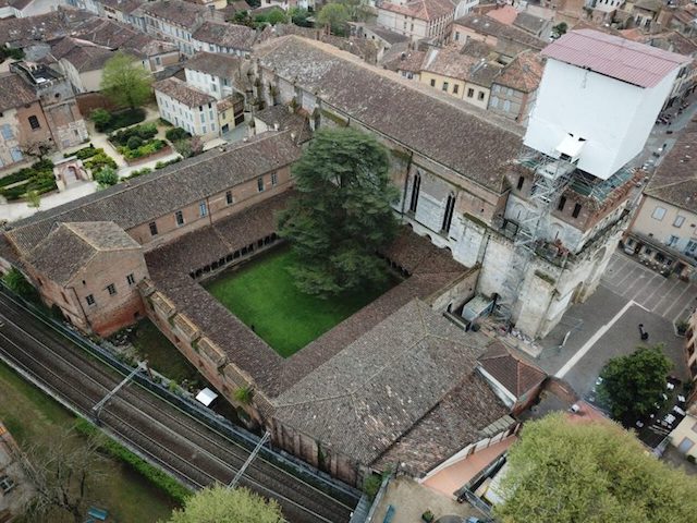 Vue aérienne de l’abbaye de Moissac. Crédit : Éveha, 2023.