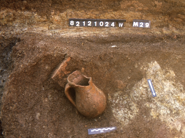 vue in situ d'un pichet médiéval